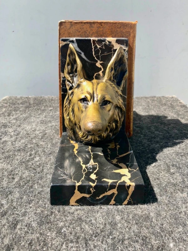 Coppia di fermalibri in bronzo e marmo raffiguranti teste di cane.Firma:H Payen.Francia.