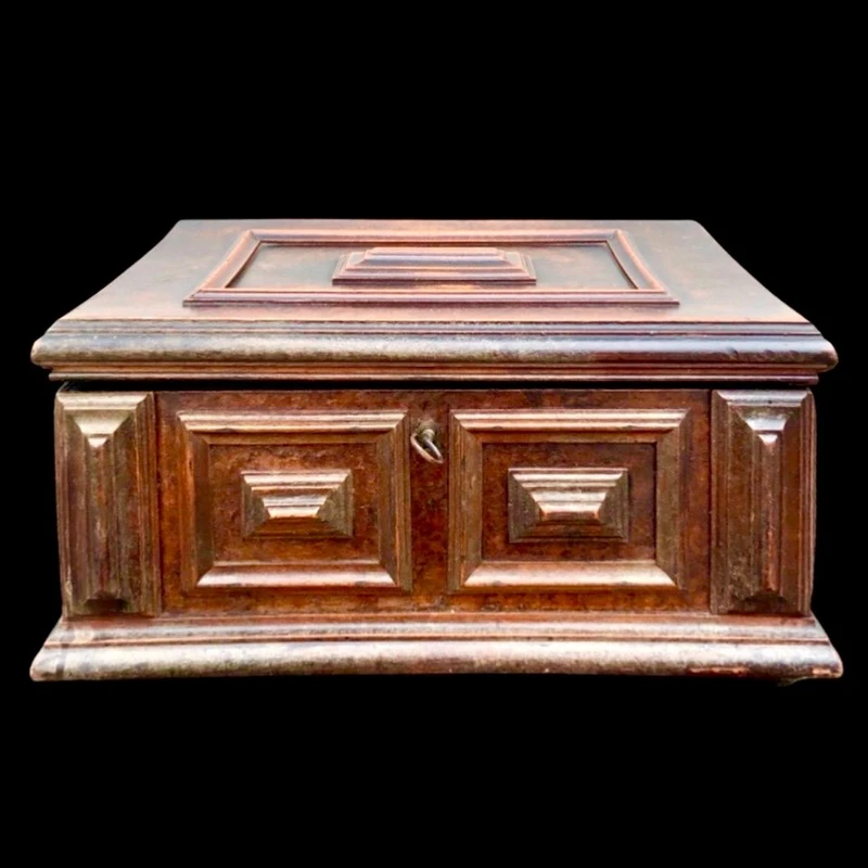 Boîte en forme de coffre en noyer, dotée de compartiments et d'un miroir à l'intérieur.