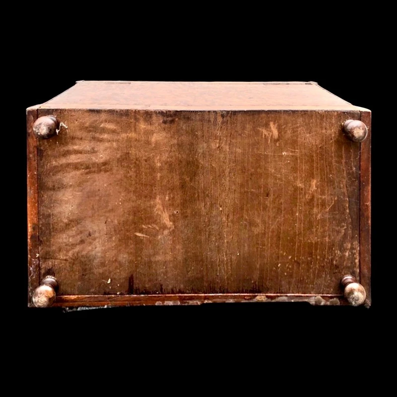 Boîte en forme de coffre en noyer, dotée de compartiments et d'un miroir à l'intérieur.