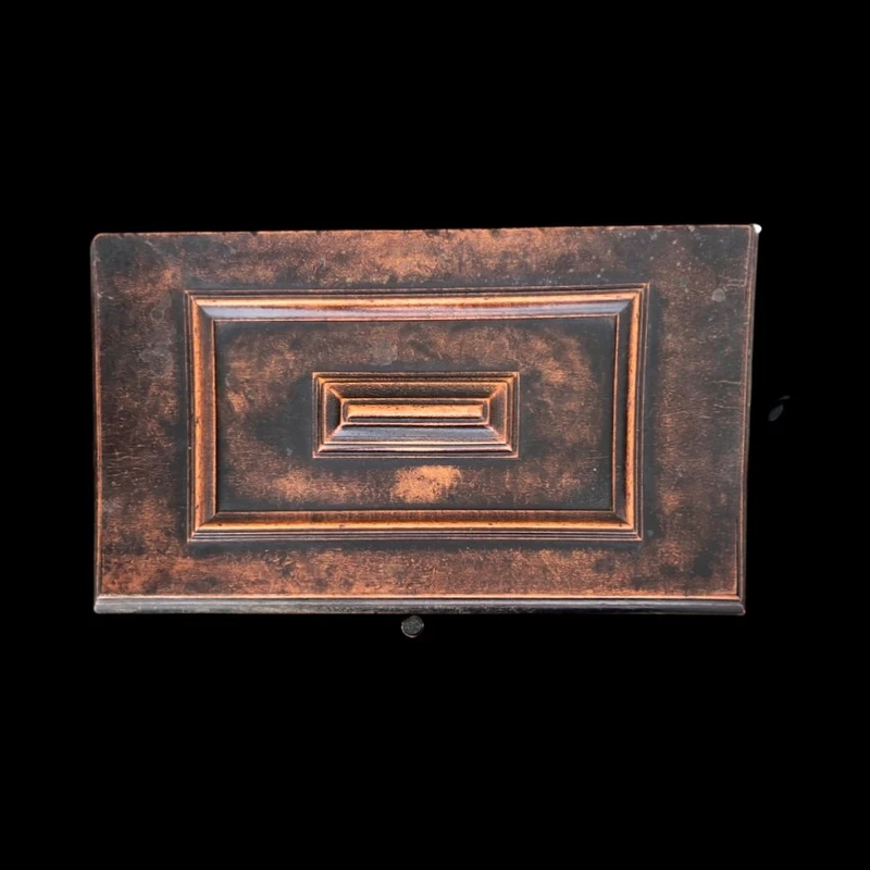 Boîte en forme de coffre en noyer, dotée de compartiments et d'un miroir à l'intérieur.