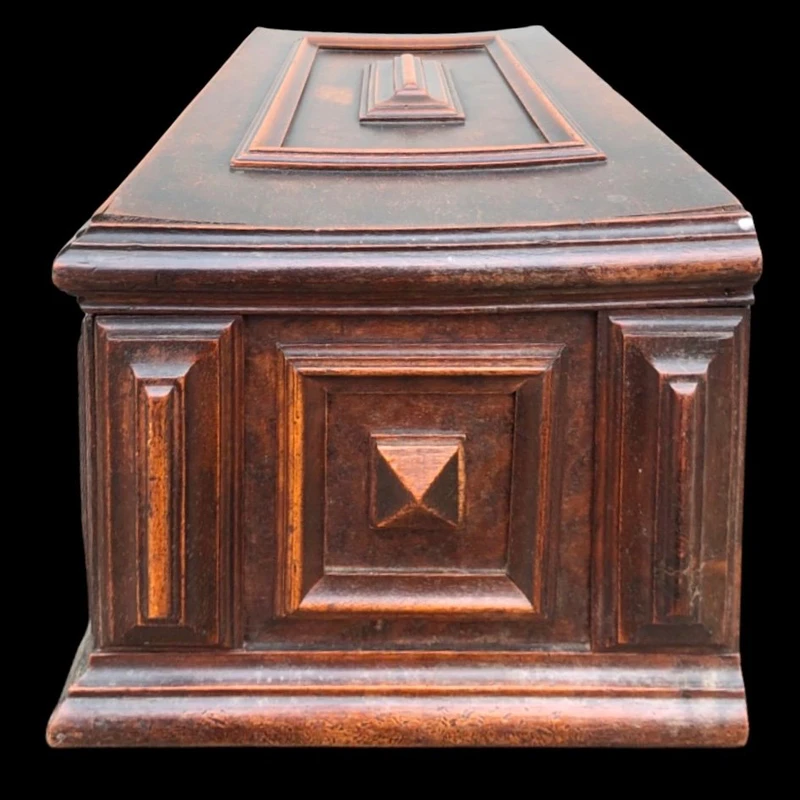 Boîte en forme de coffre en noyer, dotée de compartiments et d'un miroir à l'intérieur.