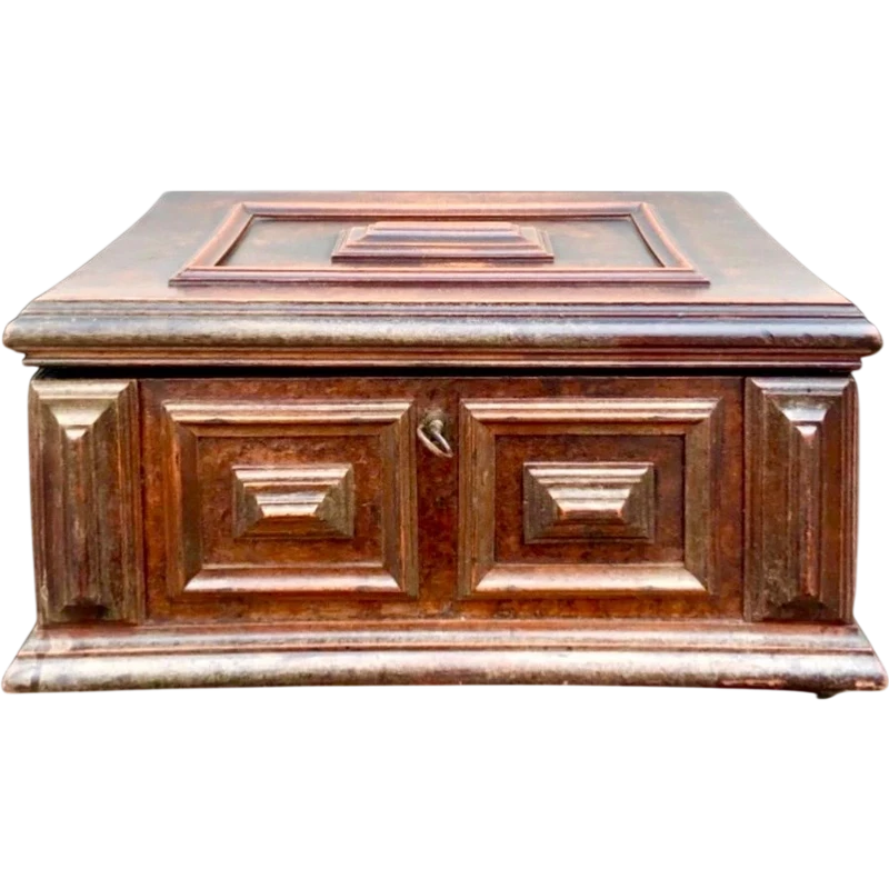 Boîte en forme de coffre en noyer, dotée de compartiments et d'un miroir à l'intérieur.