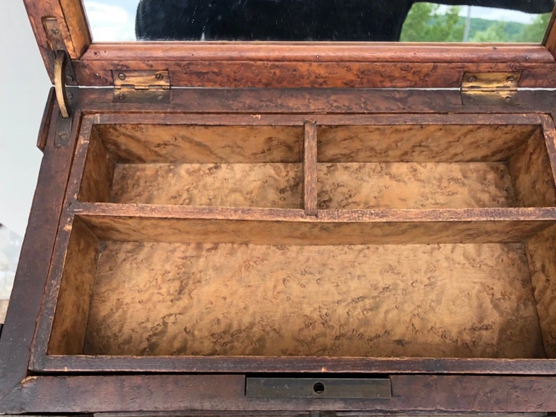 Boîte en forme de coffre en noyer, dotée de compartiments et d'un miroir à l'intérieur.