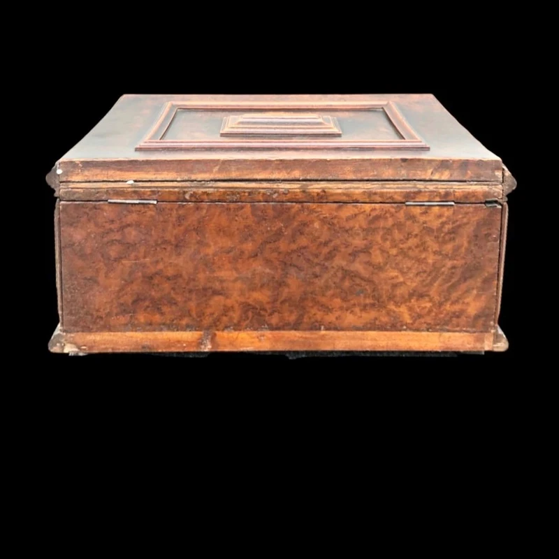 Boîte en forme de coffre en noyer, dotée de compartiments et d'un miroir à l'intérieur.