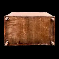 Boîte en forme de coffre en noyer, dotée de compartiments et d'un miroir à l'intérieur.