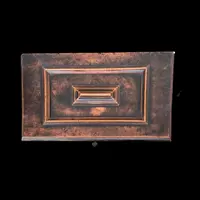 Boîte en forme de coffre en noyer, dotée de compartiments et d'un miroir à l'intérieur.