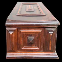 Boîte en forme de coffre en noyer, dotée de compartiments et d'un miroir à l'intérieur.