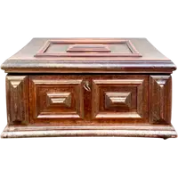 Boîte en forme de coffre en noyer, dotée de compartiments et d'un miroir à l'intérieur.