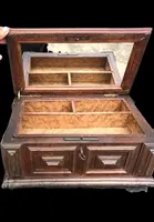 Boîte en forme de coffre en noyer, dotée de compartiments et d'un miroir à l'intérieur.