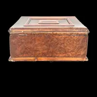Boîte en forme de coffre en noyer, dotée de compartiments et d'un miroir à l'intérieur.