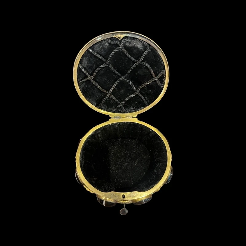 Coffret en bronze gravé, orné de 14 agates serties. Fonderie Susse. Paris