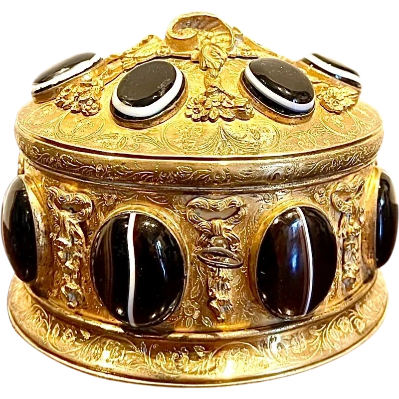 Coffret en bronze gravé, orné de 14 agates serties. Fonderie Susse. Paris