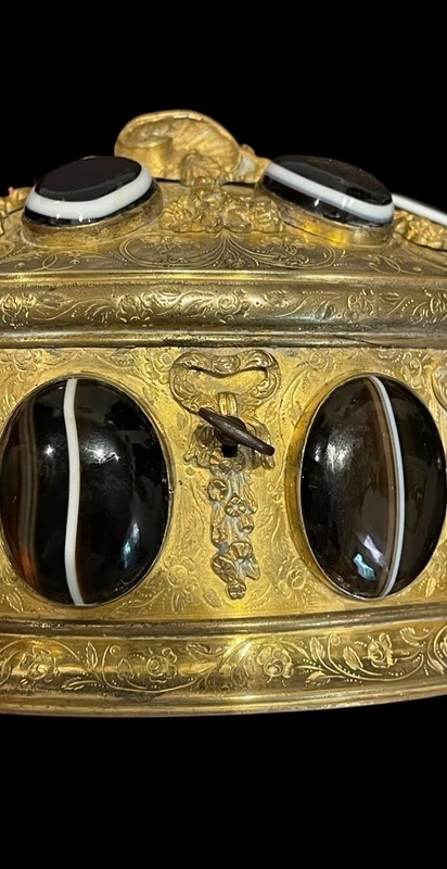 Coffret en bronze gravé, orné de 14 agates serties. Fonderie Susse. Paris