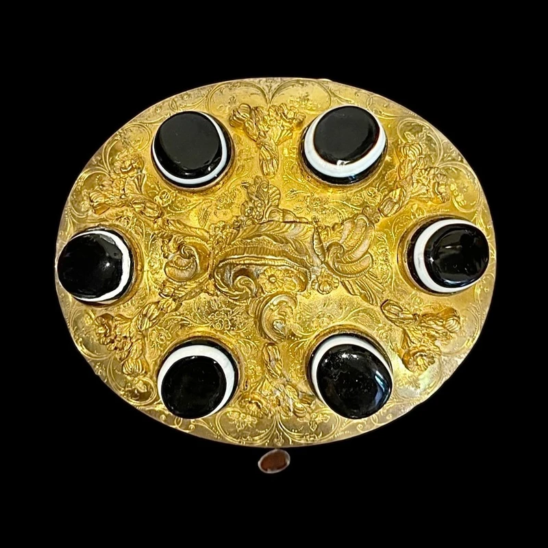 Coffret en bronze gravé, orné de 14 agates serties. Fonderie Susse. Paris