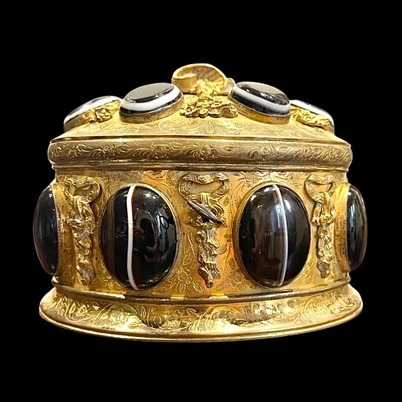 Coffret en bronze gravé, orné de 14 agates serties. Fonderie Susse. Paris