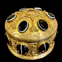 Coffret en bronze gravé, orné de 14 agates serties. Fonderie Susse. Paris