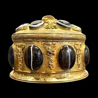 Coffret en bronze gravé, orné de 14 agates serties. Fonderie Susse. Paris