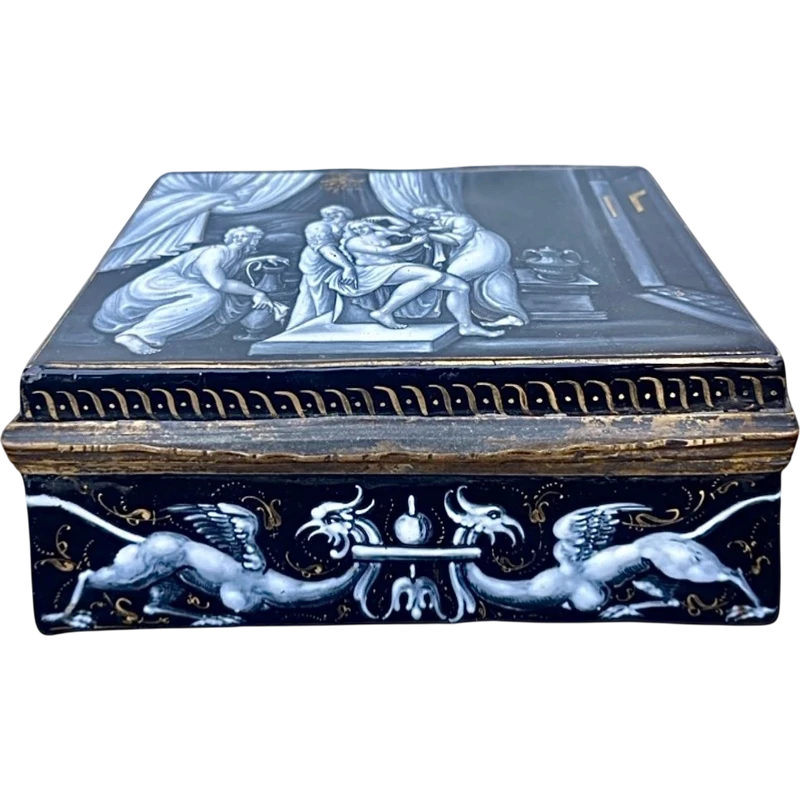 Boîte rectangulaire en émail « grisaille » avec des détails dorés, représentant une femme