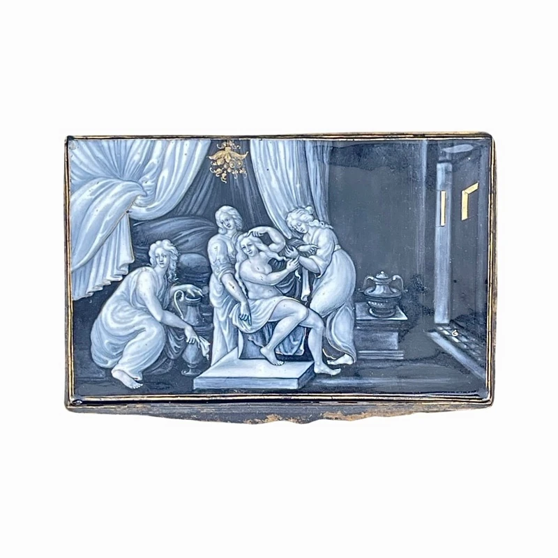 Boîte rectangulaire en émail « grisaille » avec des détails dorés, représentant une femme