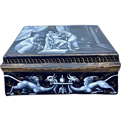 Rectangular enamel box in "Grisaille" with gold details, depicting a female figure