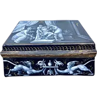 Boîte rectangulaire en émail « grisaille » avec des détails dorés, représentant une femme