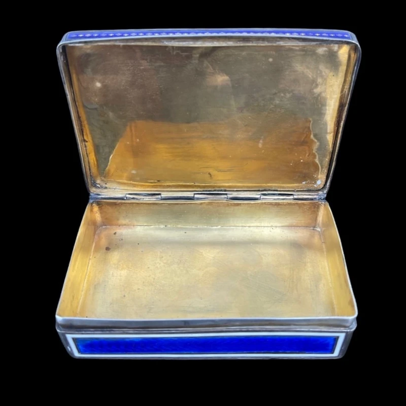 Boîte-tabatière en argent et émail, ornée d'une scène peinte représentant : le triomphe de Galatée.