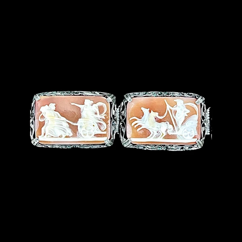 Braccialetto in argento traforato con motivi vegetali e sette cammei con scene neoclassiche.