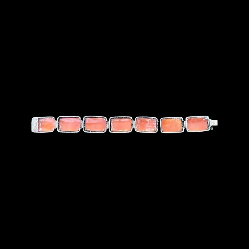 Braccialetto in argento traforato con motivi vegetali e sette cammei con scene neoclassiche.