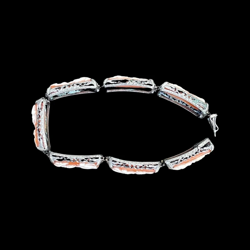Braccialetto in argento traforato con motivi vegetali e sette cammei con scene neoclassiche.