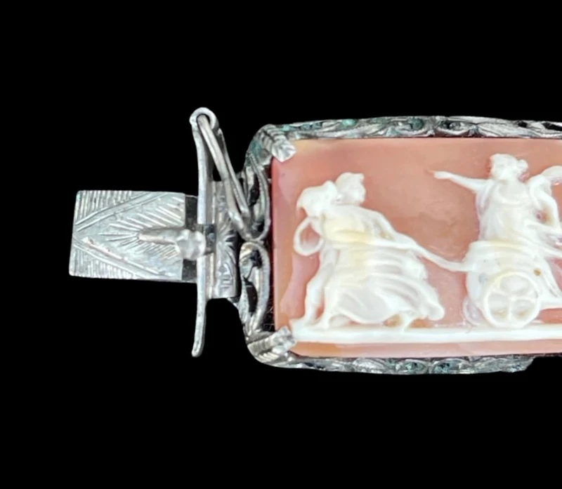 Braccialetto in argento traforato con motivi vegetali e sette cammei con scene neoclassiche.