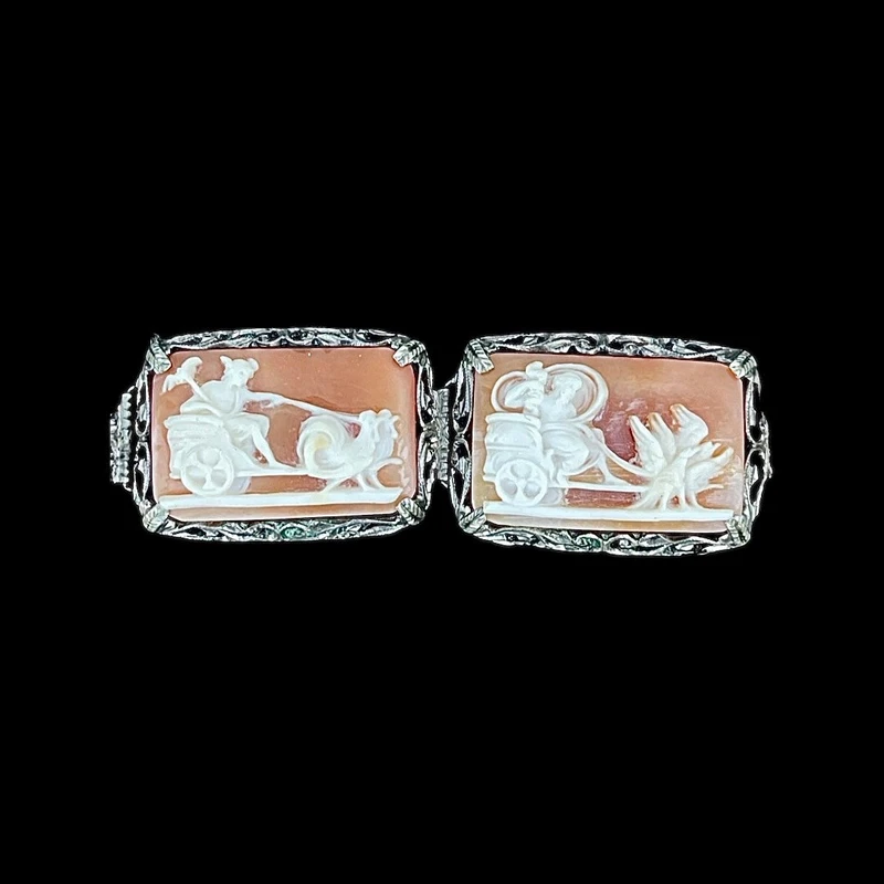 Braccialetto in argento traforato con motivi vegetali e sette cammei con scene neoclassiche.