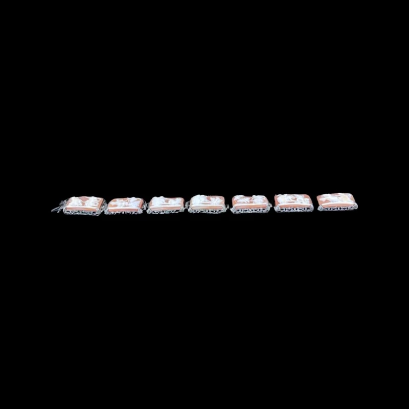 Braccialetto in argento traforato con motivi vegetali e sette cammei con scene neoclassiche.