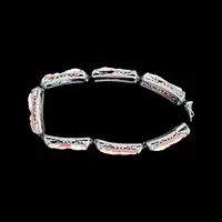 Braccialetto in argento traforato con motivi vegetali e sette cammei con scene neoclassiche.