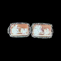 Braccialetto in argento traforato con motivi vegetali e sette cammei con scene neoclassiche.