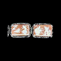 Braccialetto in argento traforato con motivi vegetali e sette cammei con scene neoclassiche.