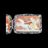 Braccialetto in argento traforato con motivi vegetali e sette cammei con scene neoclassiche.