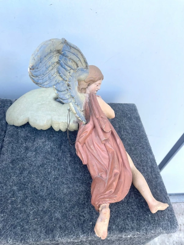 Paire d'anges en bois sculpté et peint, en pied et polychromes. Yeux en verre. Ligurie.