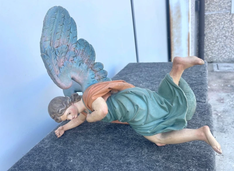 Paire d'anges en bois sculpté et peint, en pied et polychromes. Yeux en verre. Ligurie.