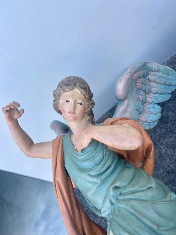 Paire d'anges en bois sculpté et peint, en pied et polychromes. Yeux en verre. Ligurie.