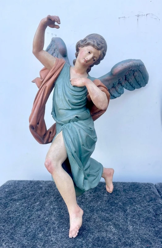 Paire d'anges en bois sculpté et peint, en pied et polychromes. Yeux en verre. Ligurie.