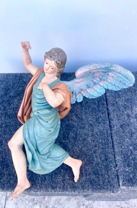 Paire d'anges en bois sculpté et peint, en pied et polychromes. Yeux en verre. Ligurie.