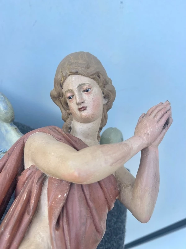 Paire d'anges en bois sculpté et peint, en pied et polychromes. Yeux en verre. Ligurie.