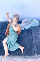 Paire d'anges en bois sculpté et peint, en pied et polychromes. Yeux en verre. Ligurie.