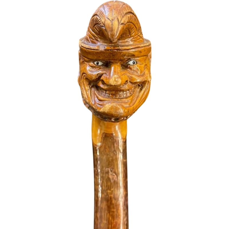 Canne d'une seule pièce en bois de bouleau représentant un joker.