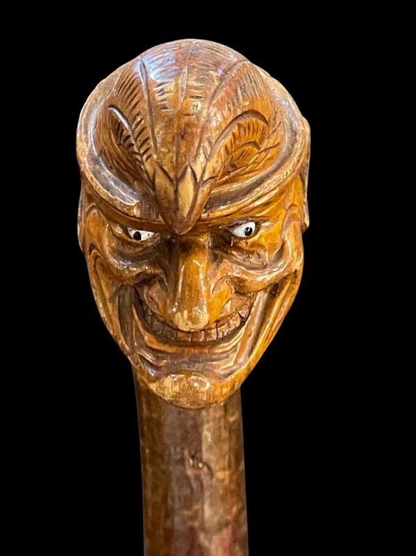 Canne d'une seule pièce en bois de bouleau représentant un joker.