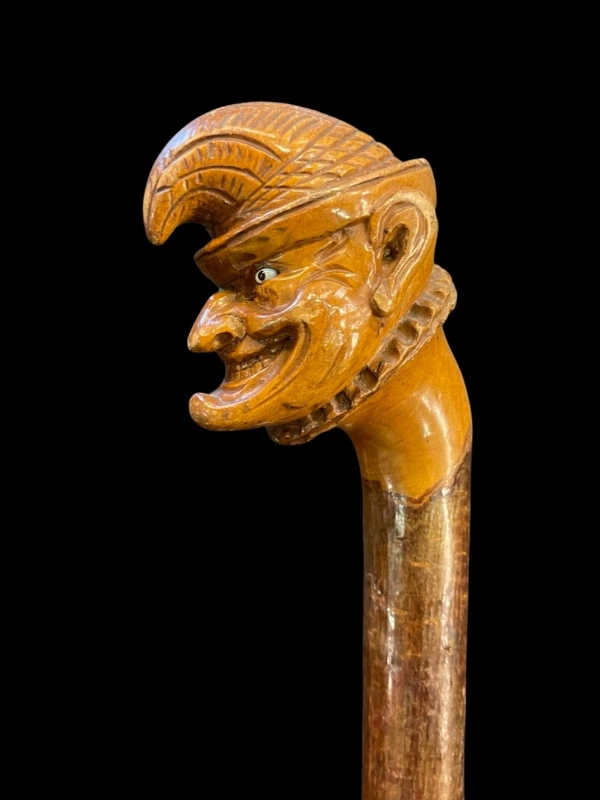 Canne d'une seule pièce en bois de bouleau représentant un joker.