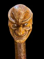 Canne d'une seule pièce en bois de bouleau représentant un joker.
