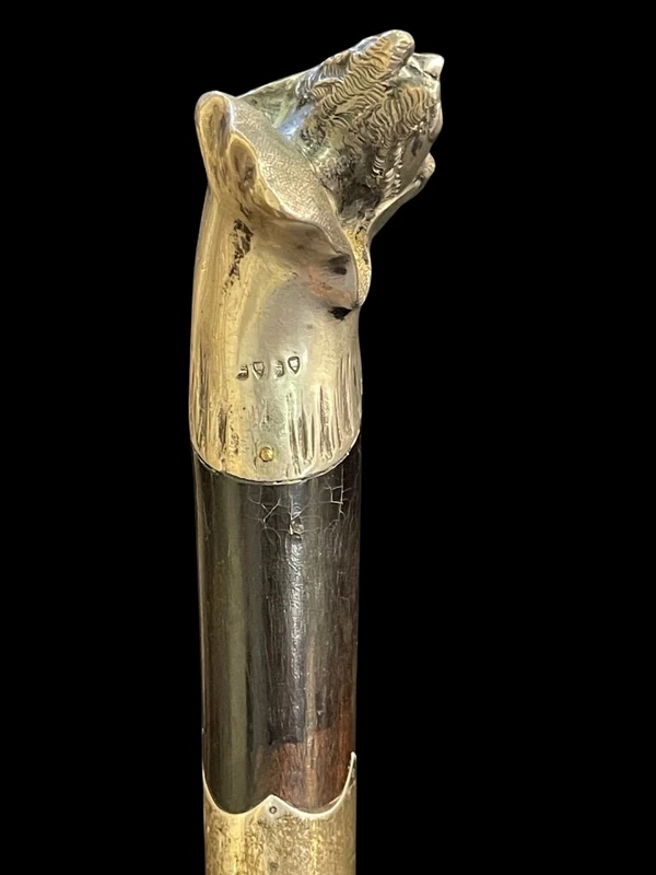 Canne avec un pommeau en argent massif représentant la tête penchée de Méphisto.