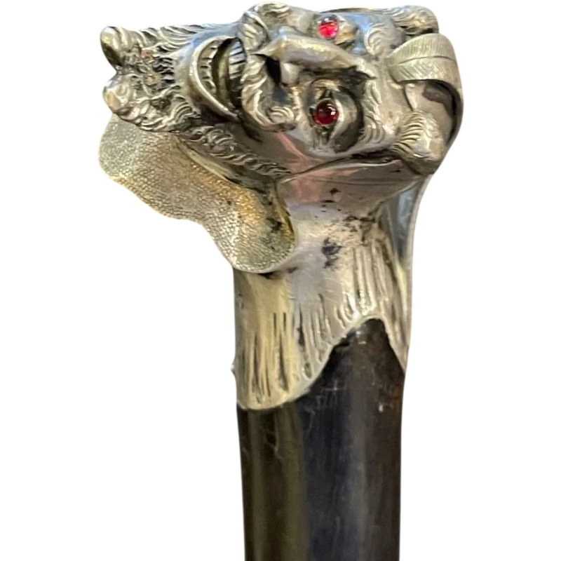 Canne avec un pommeau en argent massif représentant la tête penchée de Méphisto.