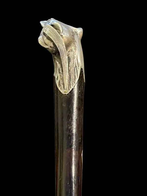Canne avec un pommeau en argent massif représentant la tête penchée de Méphisto.